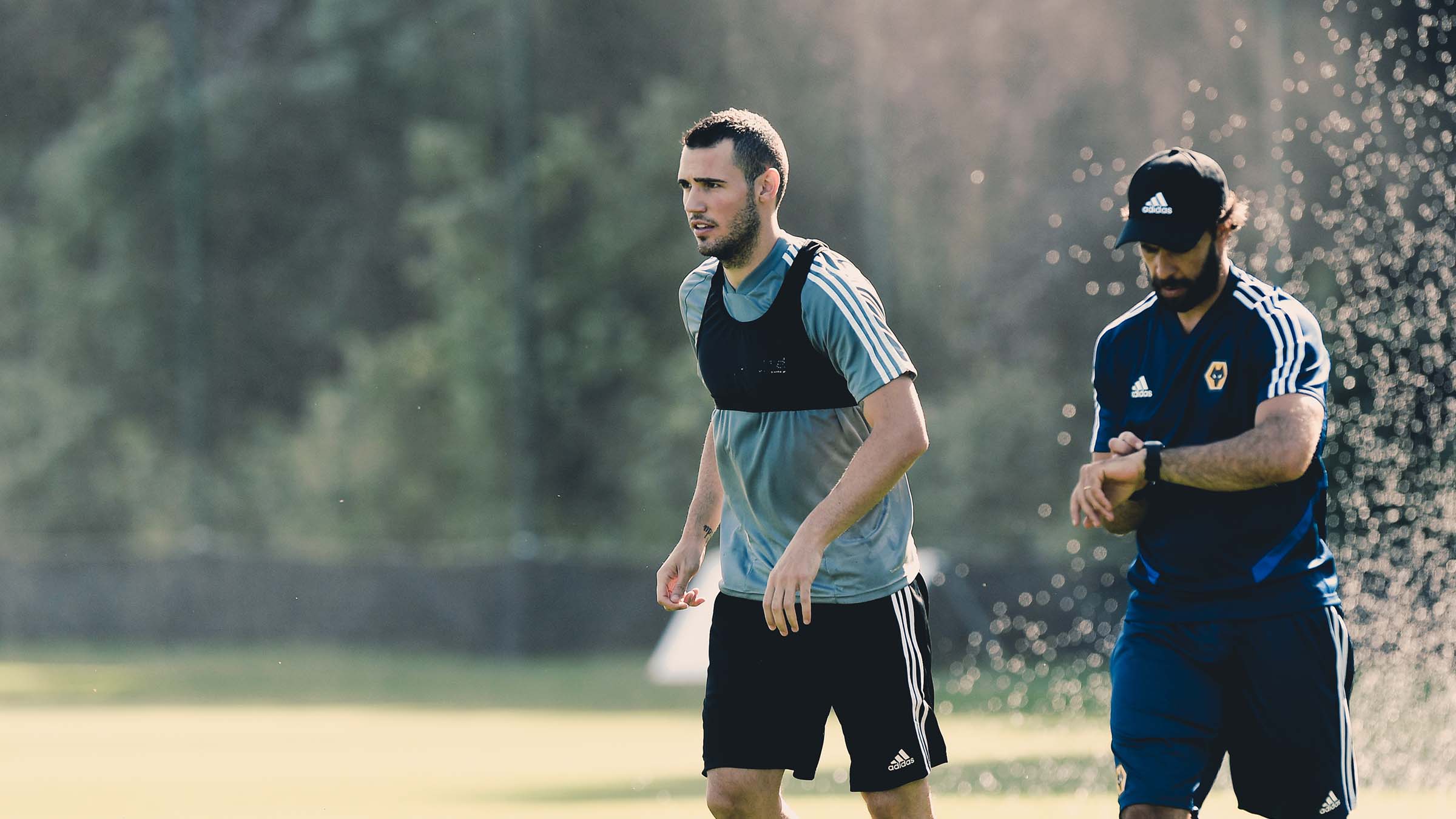 乐鱼中国官网-里昂发布备战花絮，今晚官宣签约，葡超任务艰巨，更衣室氛围转暖