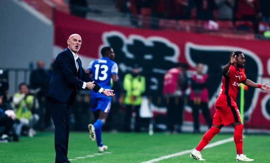 乐鱼体育网站入口-中超冲刺阶段再迎强敌，巴塞罗那门线救险，主帅态度——气氛紧张，纪律约束更严格